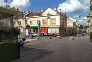 Trzy zastępy straży pożarnej przy Rynku w Rzeszowie
