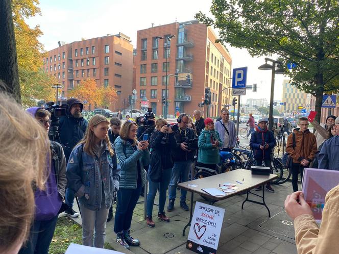 Protest nauczycieli w Krakowie. Napisali „kartki do Czarnka” i żądali odwołania kurator Nowak