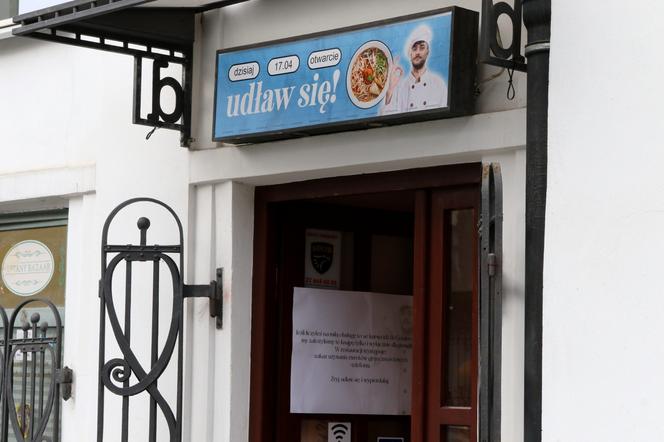 Nowa restauracja w Warszawie szokuje. Udław się i wy*******aj