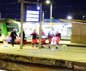 Młody mężczyzna wpadł między peron a pociąg w Warszawie. Został zmiażdżony