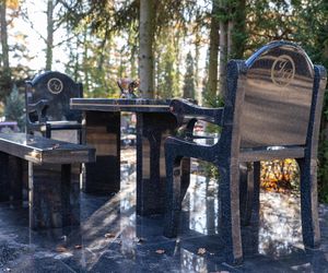 Tego grobu nikt się nie spodziewał! Zadaszenie, stół i krzesła na cmentarzu w Poznaniu