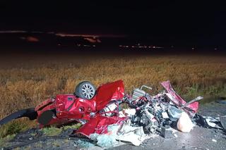 Samochód totalnie zmiażdżony. Są ofiary! 