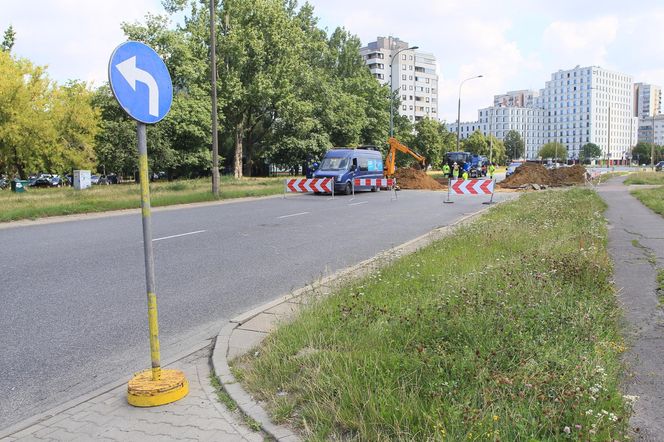 Paraliż w Warszawie. Awaria wodociągowa zarwała jezdnię al. Wilanowskiej