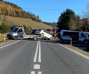 Roztoka Wielka. Osobówka wylądowała w rowie po zderzeniu z busem. Trzy osoby w szpitalu