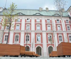 Protest pod Urzędem Miasta Poznań! Pracownicy domagają się podwyżek. Siedem stów! Siedem stów!