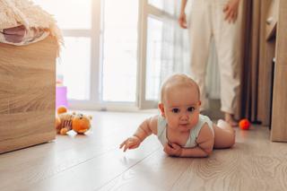 Jak wspierać symetryczne pełzanie u niemowlaka? 5 praktycznych porad od fizjoterapeutki