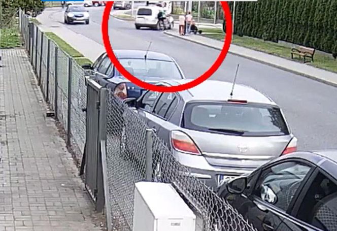 Wyprzedzając nastolatka na skrzyżowaniu, kobieta zajechała mu drogę