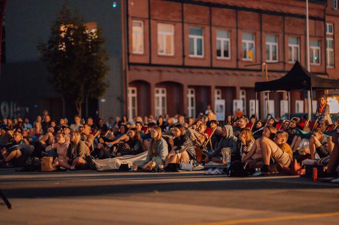 Tłumy ludzi i świetna atmosfera. Wystartowało plenerowe Kino Letnie w Centrum Historii Zajezdnia [GALERIA]