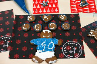 Piłkarze Lecha Poznań dekorują świąteczne pierniczki