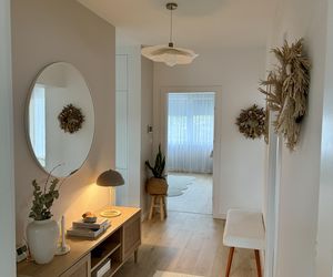 Metamorfoza przedpokoju w domu z lat 90.