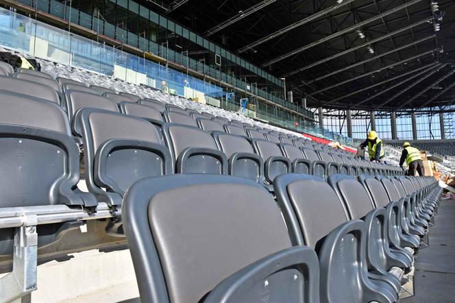 Montaż krzesełek na stadionie w Szczecinie