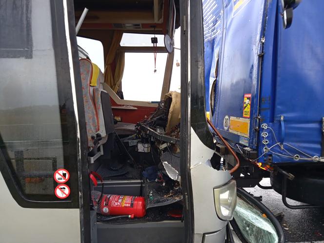 Wypadek szkolnego autokaru z ciężarówką w pow. chełmskim