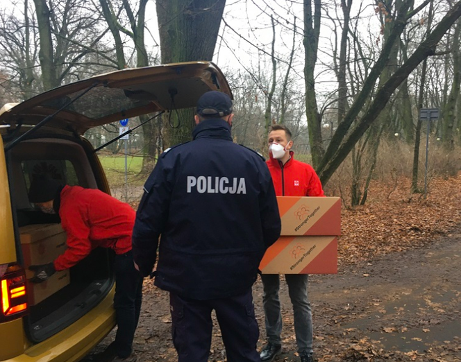 Policjanci wręczali bezdomnym paczki z ubraniami