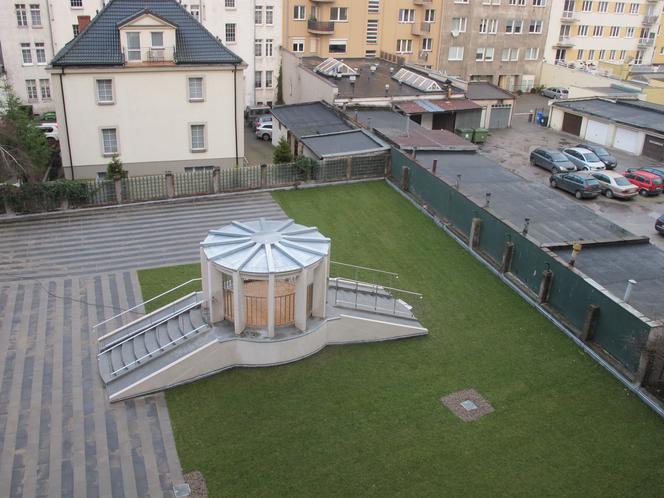 Modernistyczna kamienica zyskała odnowione podwórze