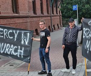  Inowrocław. 27-latek zmarł w czasie interwencji policji. Ponad 100 osób protestowało pod komendą [ZDJĘCIA]