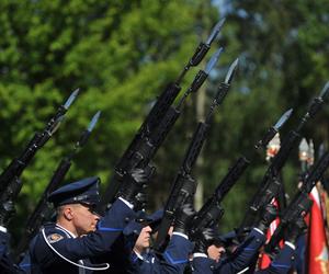 Policjant Arkadiusz zginął tragicznie.  Przez huk salwy na pogrzebie przedarł się łamiący serce szloch