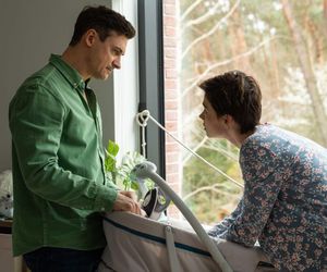 Na dobre i na złe odc. 960 po wakacjach. Blanka (Pola Gonciarz), Nina (Rita Sobocińska), Krzysztof Radwan (Mateusz Damięcki)