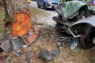 Kierowca uderzył oplem w drzewo, nie przeżył. Policja szuka sprawcy
