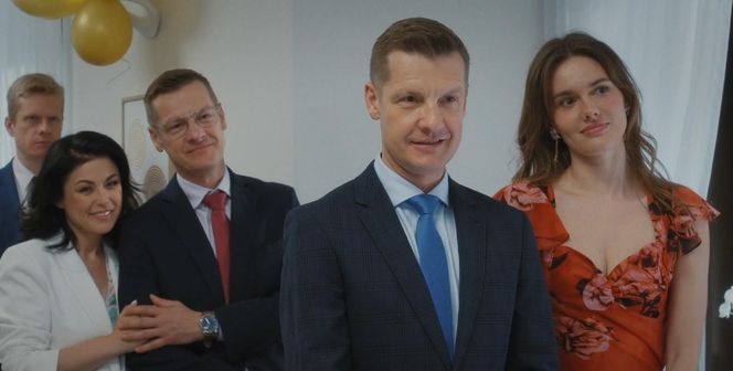 M jak miłość odc. 1890. Franka (Dominika Kachlik), Paweł (Rafał Mroczek), Kinga (Katarzyna Cichopek), Piotrek (Marcin Mroczek)