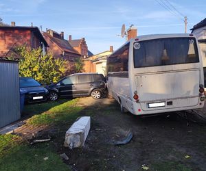 Wypadek autobusu szkolnego na Dolnym Śląsku. Kierowca wjechał w budynek 