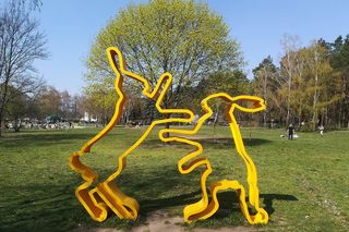 Ten park w Poznaniu trzeba odwiedzić. To prawdziwa galeria sztuki w plenerze!