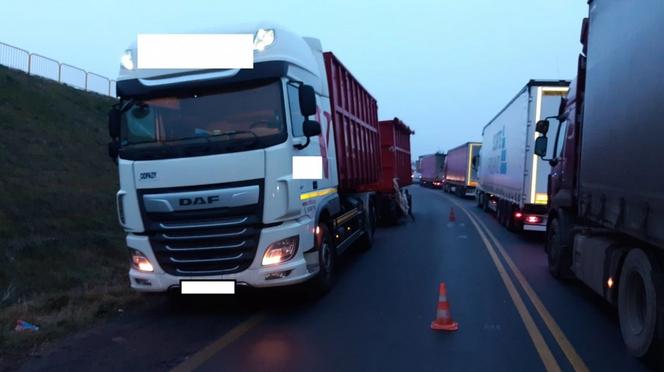 Radomsko: Zderzenie busa z tirem na DK 42. Nie żyje 55-latek, droga jest teraz ZABLOKOWANA 