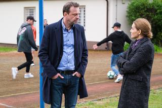 Na Wspólnej odc. 3312. Krzysztof Smolny (Łukasz Konopka), dyrektorka poprawczaka Żabiniec (Ewa Kaczmarek-Domagalska)