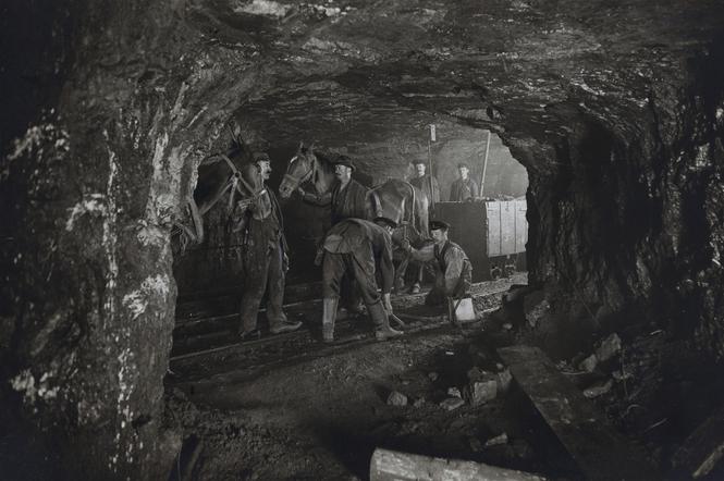 Górnicy przy kolejce konnej
