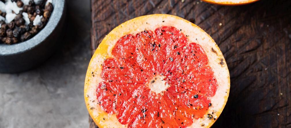 Przepisy na grilla: grapefruit z rusztu [jak grillować owoce]