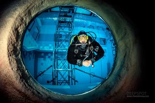 Najgłębszy basen świata jest pod Warszawą. Ma głębokość 45,7 metrów