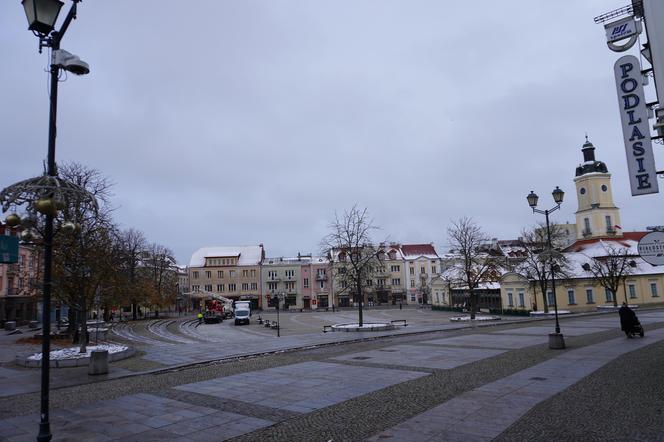 Białystok pod śniegiem. W mieście pojawiły się pierwsze świąteczne ozdoby