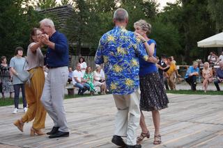 „Tańcowali” na parkiecie w Muzeum Wsi Lubelskiej aż miło było patrzeć! FOTORELACJA z sobotniej potańcówki