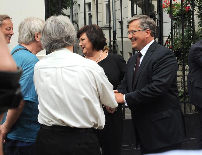 Prezydent Bronisław Komorowski z żoną Anną wychodzą z domu na zaprzysiężenie 