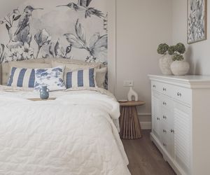Białe wnętrza, drewno i błękit. Dom w Zielonej Górze w estetyce hamptons