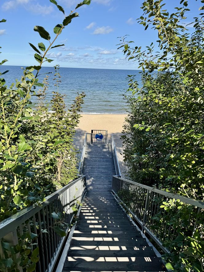 Prywatne zejście na plażę z apartamentów Hevenia