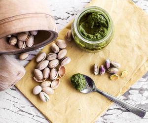 Sycylijskie pesto z pistacji i rukoli: przepis bez bazylii, bez orzeszków piniowych