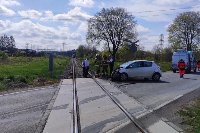 Szynobus huknął w osobówkę! Koszmar na przejeździe kolejowym