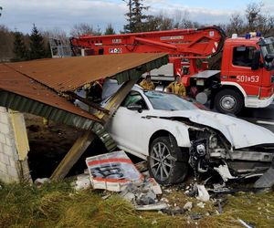 Fatalny wypadek pod Poddębicami. 33-latka z audi staranowała przystanek [ZDJĘCIA].