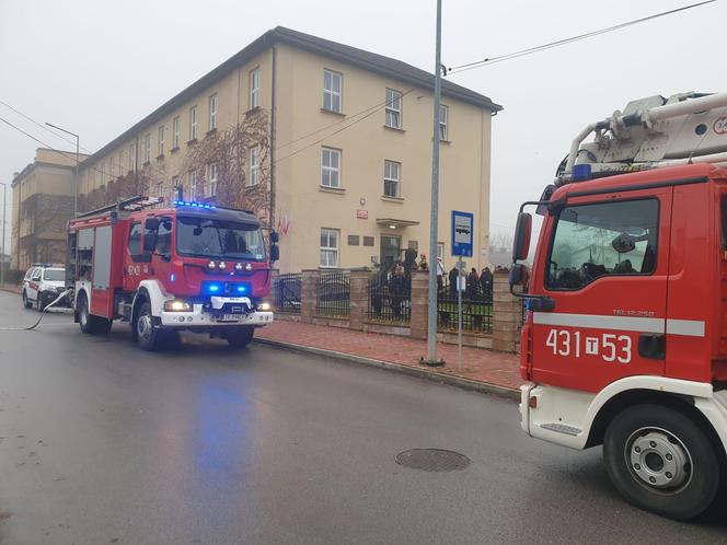 Pożar w liceum w Końskich! Z budynku ewakuowano sto osób. Co się stało?