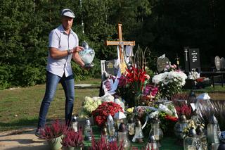 Krzysztof Igor Krawczyk wyciąga rękę do Ewy Krawczyk 