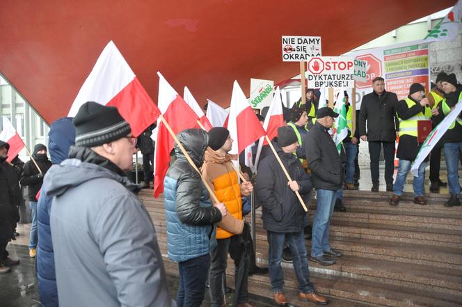 Protest rolników przed Urzędem Wojewódzkim w Kielcach