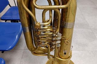 Skradzioną orkiestrze OSP tubę owinął w kurtkę i worek na śmieci. W sieci dał znać, gdzie to zostawił 