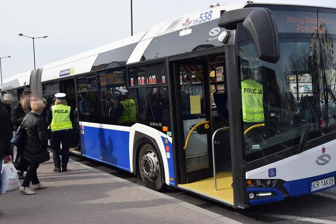 Policjanci kontrolują liczbę pasażerów w autobusach