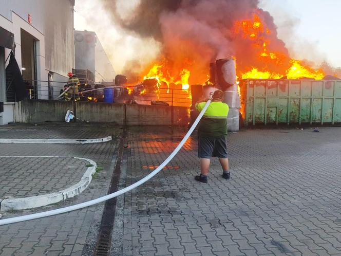 Pożar kontenerów z plastikam w Tychach