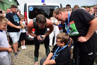 Damian Błaszczyk przez 44 godziny przepłynął 100 km pod zalewie Bojary pod Biłgorajem, kwestując w ten sposób dla 12-letniego ciężko chorego Adasia