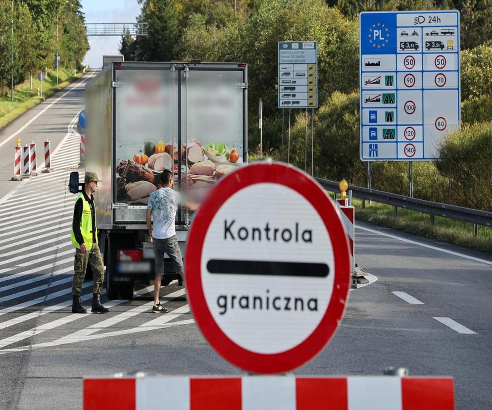 Funkcjonariusze Straży Granicznej podczas kontroli na polsko-słowackim przejściu granicznym w Chyżnem