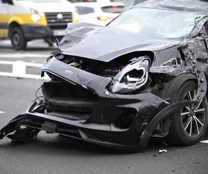 Dachowanie w Warszawie! Wcześniej na tej ulicy doszło do śmiertelnej masakry