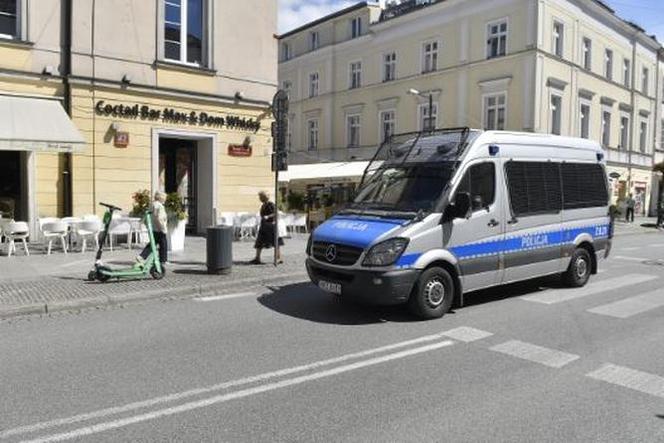 Atak nożowniczki na Nowym Świecie w Warszawie. Zaatakowała przypadkowych przechodniów