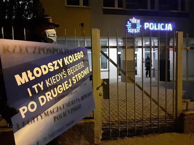 Strajk kobiet w Toruniu. Protest pod komendą policji. "Tchórze, tchórze!" 