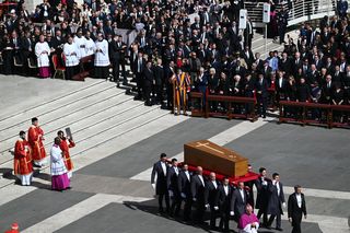 Nagle zaczęli mówić po polsku. Zaskakujący moment na pogrzebie papieża Franciszka